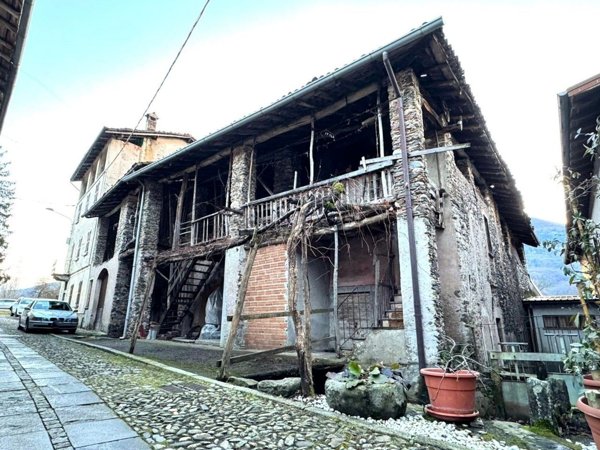 casale in vendita a Montegrino Valtravaglia in zona Cucco