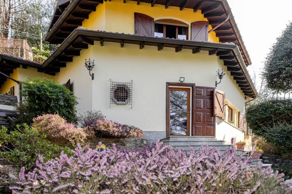 casa indipendente in vendita a Montegrino Valtravaglia