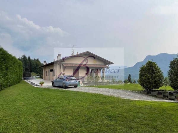 casa indipendente in vendita a Montegrino Valtravaglia