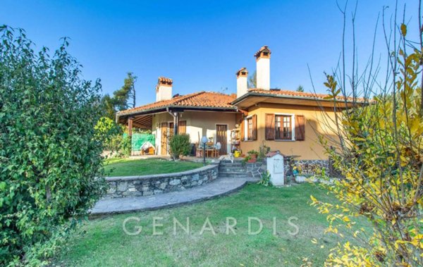 casa indipendente in vendita a Montegrino Valtravaglia