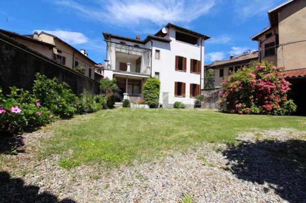 casa indipendente in vendita a Montegrino Valtravaglia