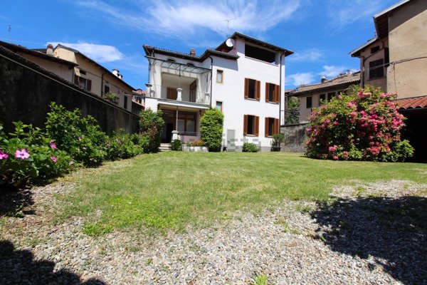 casa indipendente in vendita a Montegrino Valtravaglia