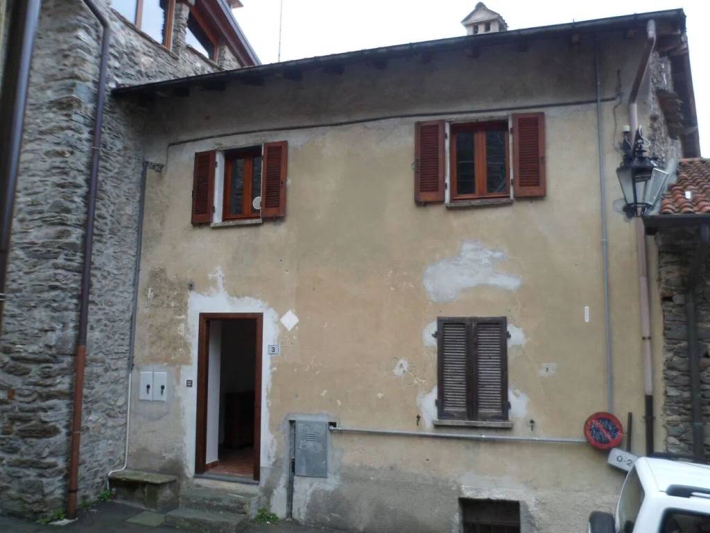 casa indipendente in vendita a Montegrino Valtravaglia