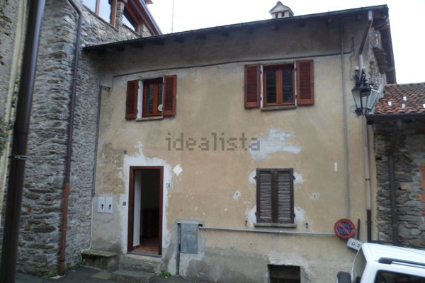 casa indipendente in vendita a Montegrino Valtravaglia