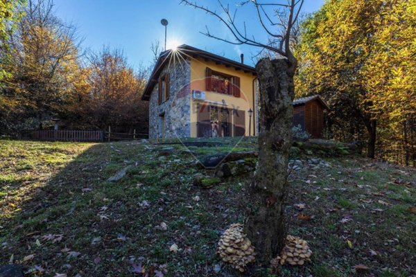 casa indipendente in vendita a Montegrino Valtravaglia