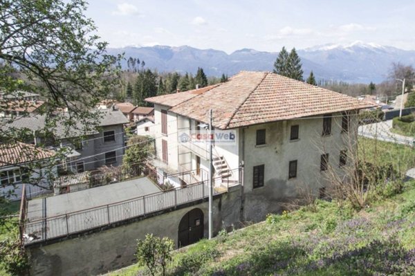 casa indipendente in vendita a Montegrino Valtravaglia