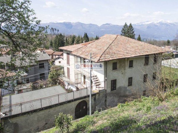 casa indipendente in vendita a Montegrino Valtravaglia