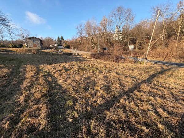 terreno edificabile in vendita a Montegrino Valtravaglia