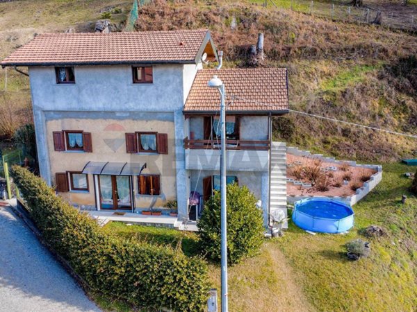 casa indipendente in vendita a Montegrino Valtravaglia