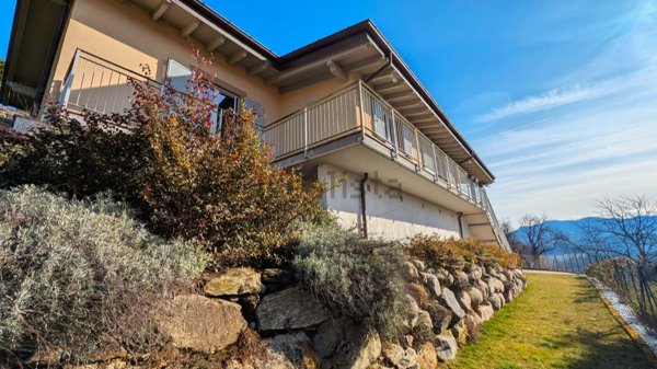 casa indipendente in vendita a Montegrino Valtravaglia