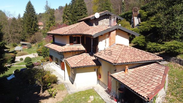 casa indipendente in vendita a Montegrino Valtravaglia