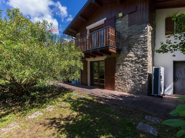 casa indipendente a Montegrino Valtravaglia in zona Bosco Valtravaglia