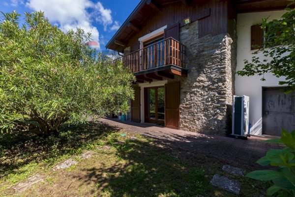 casa indipendente in vendita a Montegrino Valtravaglia