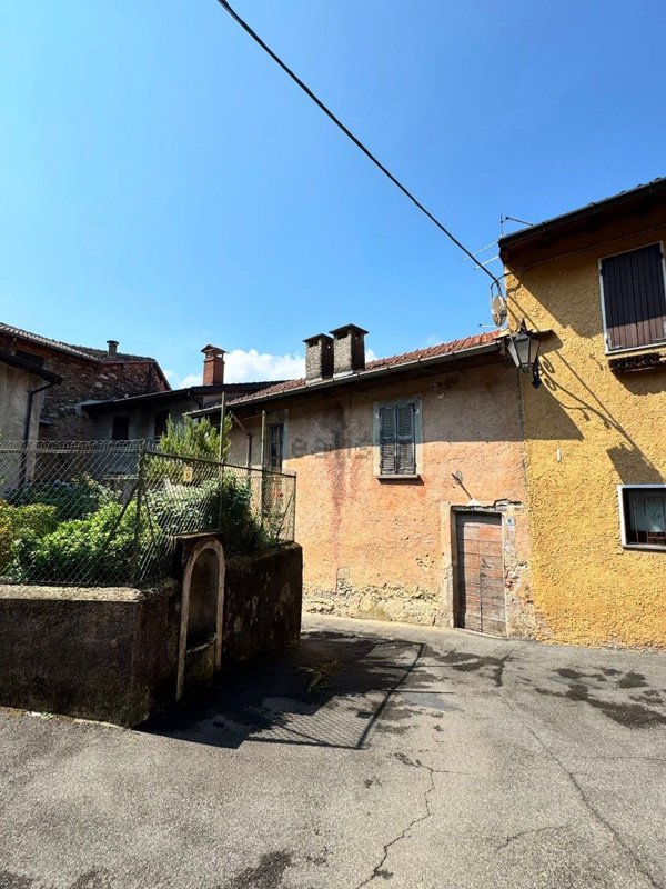 casa indipendente a Montegrino Valtravaglia in zona Bosco Valtravaglia