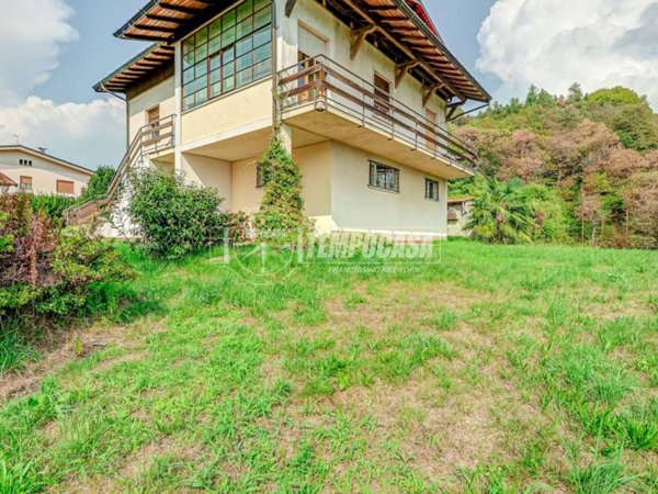 casa indipendente a Montegrino Valtravaglia in zona Bosco Valtravaglia