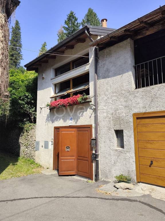 casa indipendente a Montegrino Valtravaglia in zona Bosco Valtravaglia