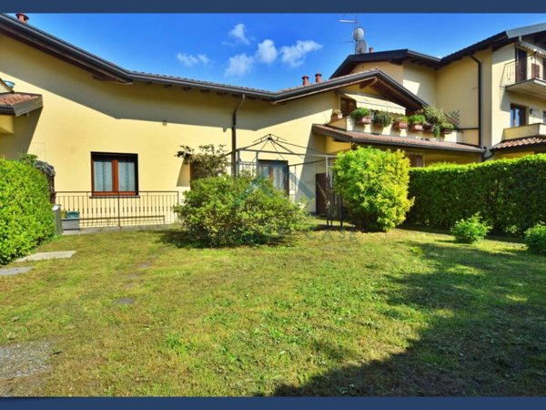 appartamento in vendita a Mornago in zona Crugnola