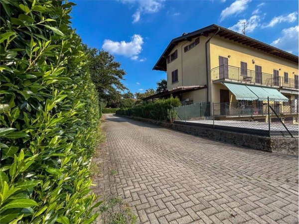 appartamento in vendita a Mornago in zona Vinago