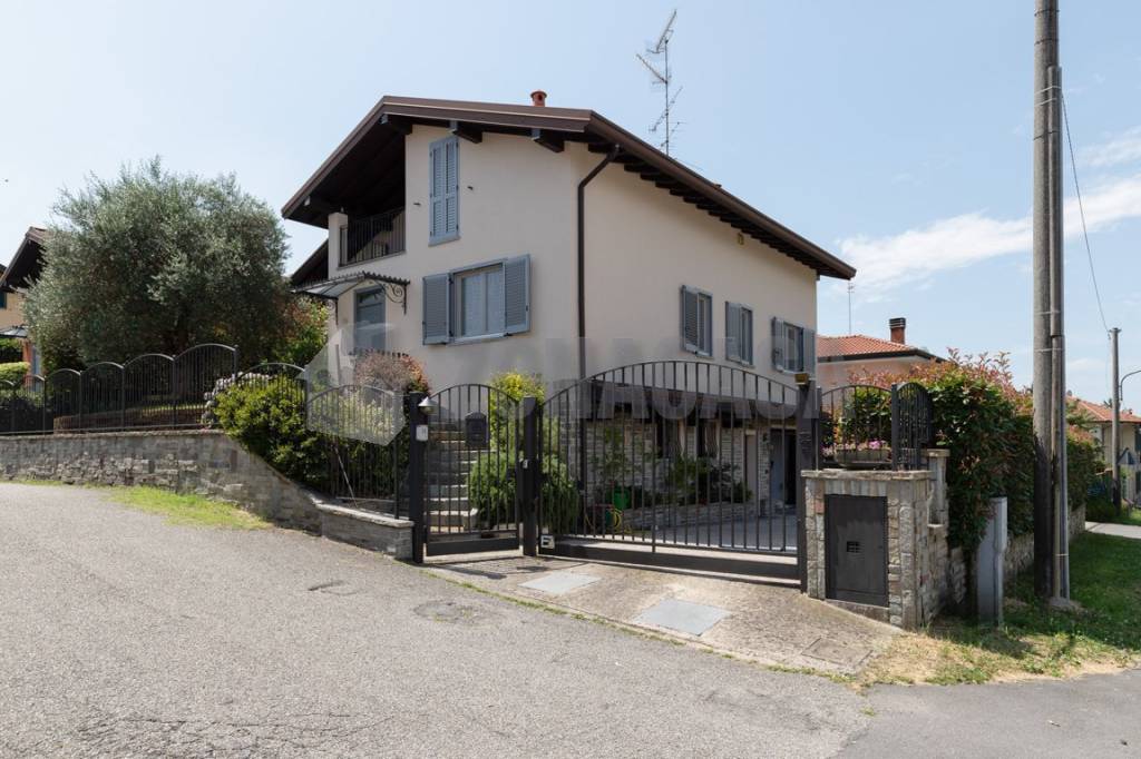 casa indipendente in vendita a Mornago in zona Crugnola