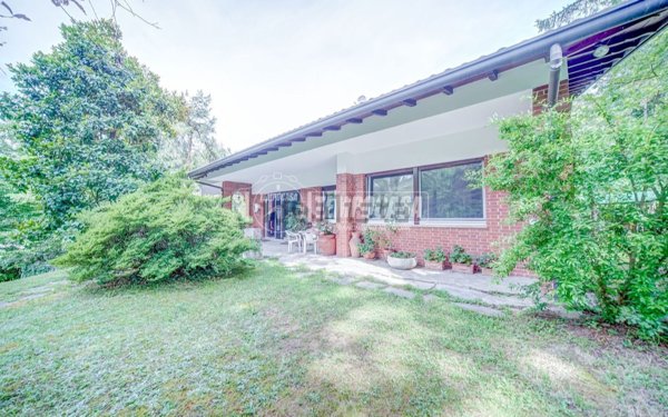 casa indipendente in vendita a Mornago in zona Crugnola