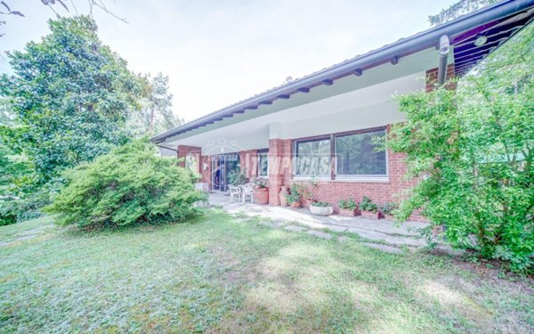 casa indipendente in vendita a Mornago in zona Crugnola