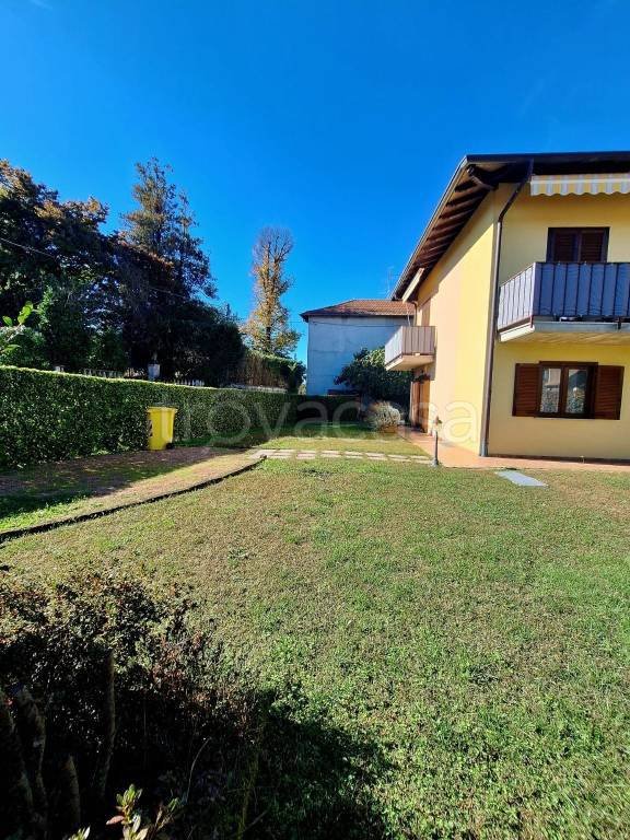 appartamento in vendita a Mornago in zona Crugnola