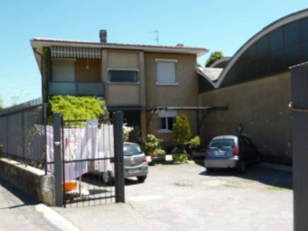 locale commerciale in vendita a Mornago in zona Crugnola