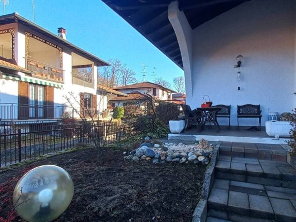 casa indipendente in vendita a Mornago in zona Crugnola