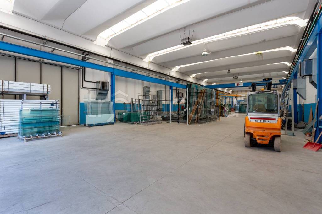 locale commerciale in vendita a Mornago