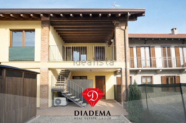 appartamento in vendita a Mornago in zona Crugnola