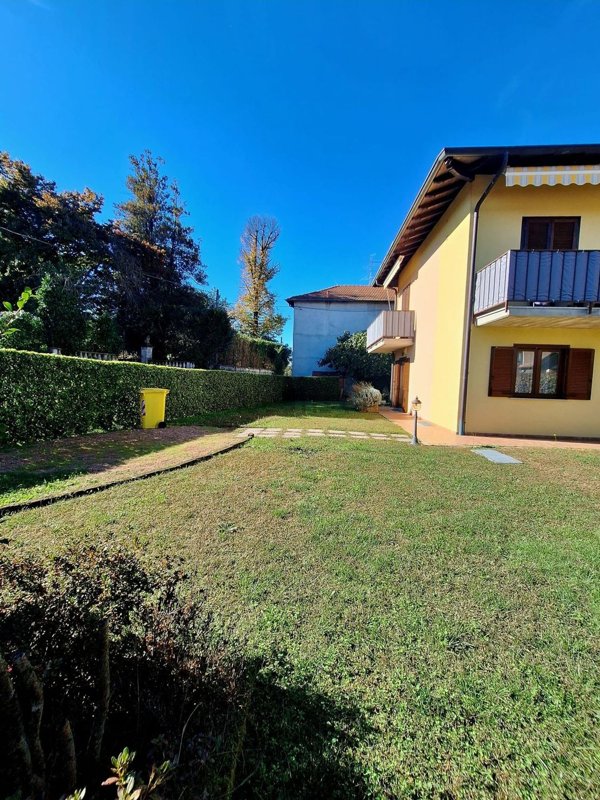 appartamento in vendita a Mornago in zona Crugnola