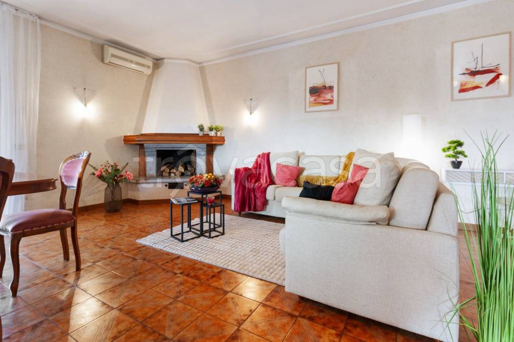 casa indipendente in vendita a Mornago in zona Crugnola