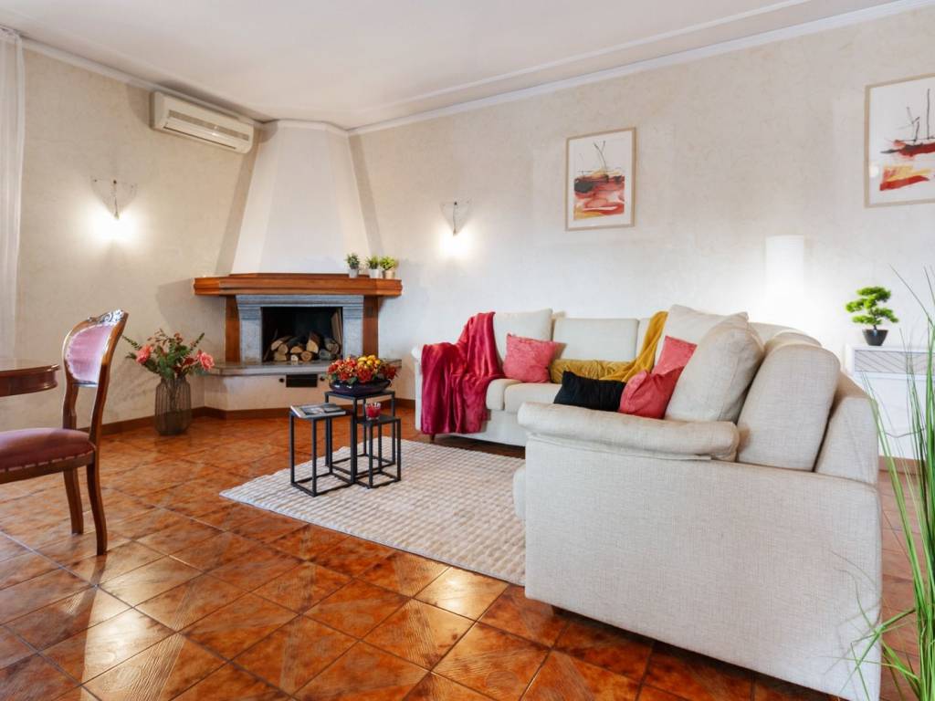 casa indipendente in vendita a Mornago in zona Crugnola