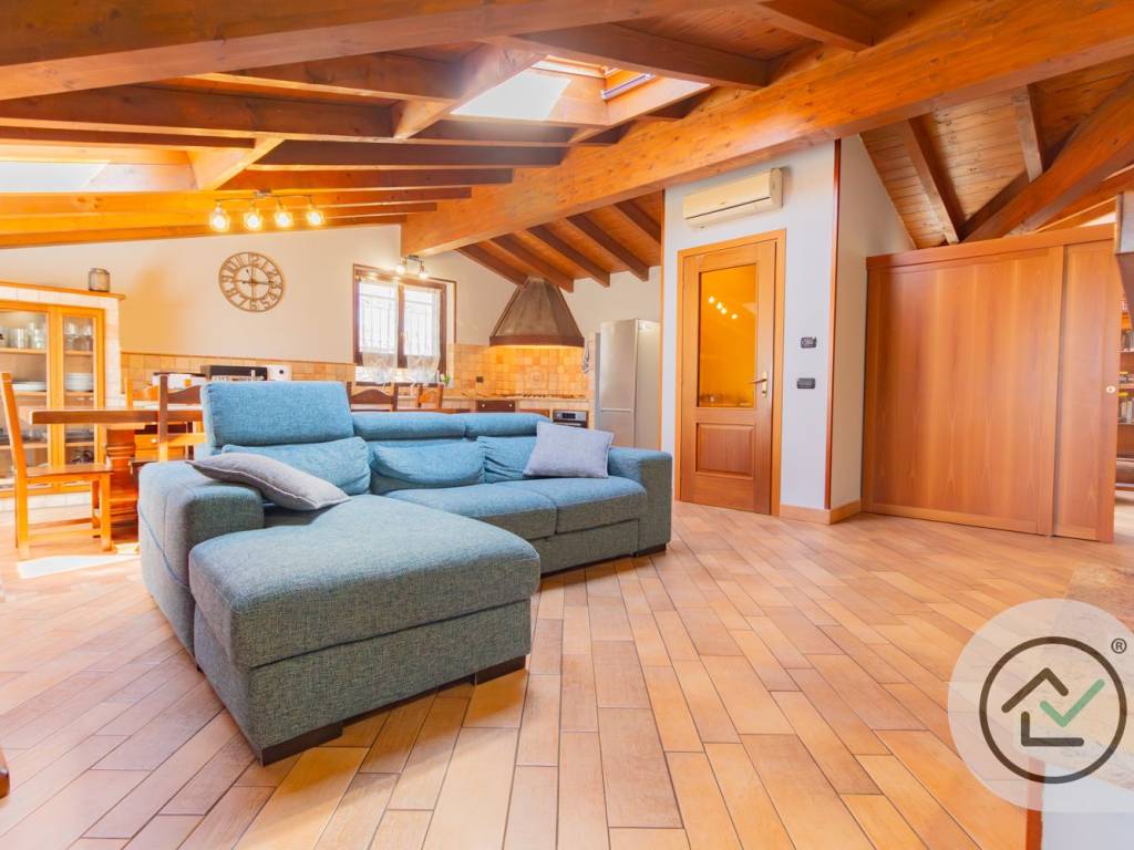 appartamento in vendita a Mornago in zona Crugnola