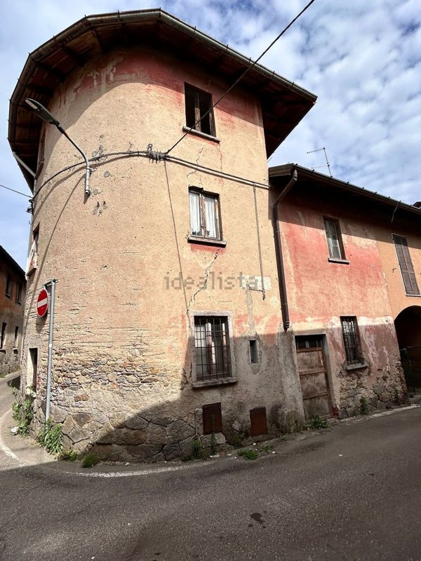 appartamento in vendita a Mornago in zona Crugnola