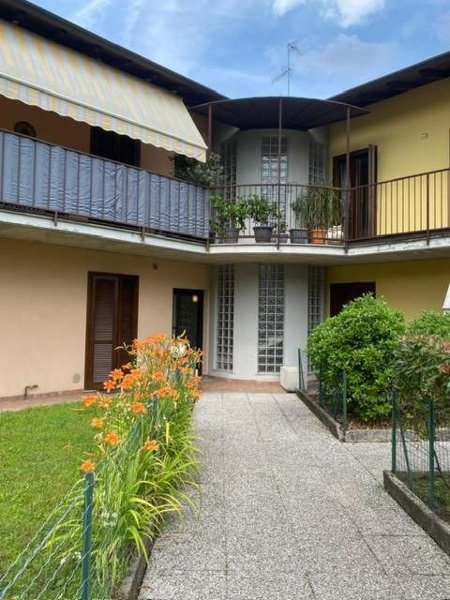 appartamento in vendita a Mornago in zona Crugnola