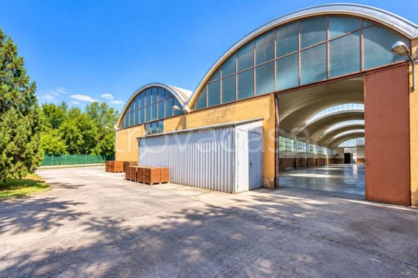 locale commerciale in vendita a Mornago in zona Crugnola