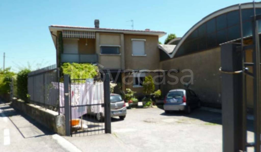 locale commerciale in vendita a Mornago in zona Crugnola