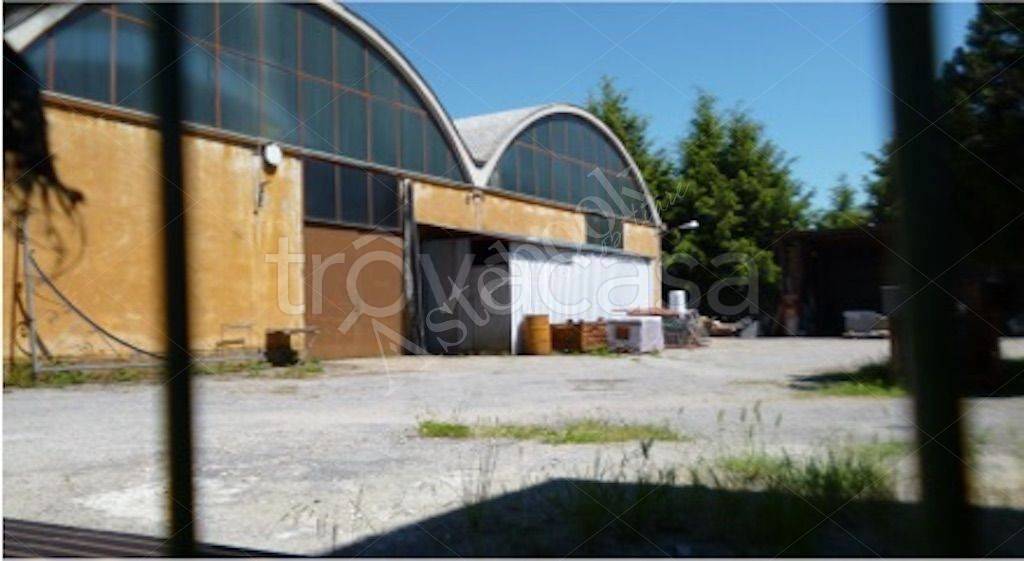locale commerciale in vendita a Mornago in zona Crugnola