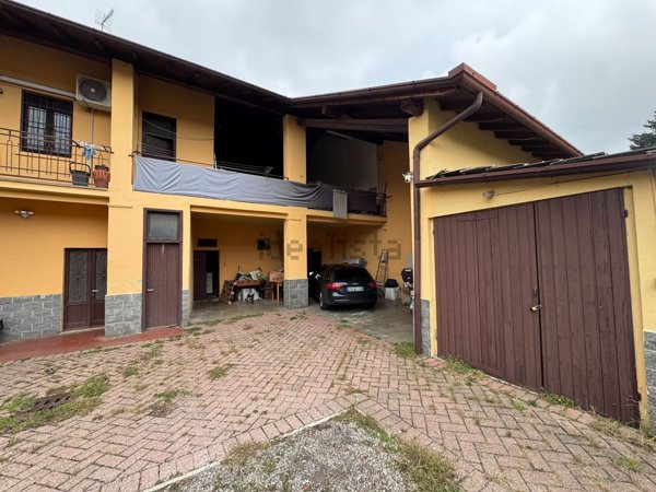 appartamento in vendita a Mornago in zona Crugnola