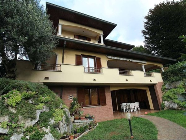 casa indipendente in vendita ad Oggiona con Santo Stefano in zona Santo Stefano