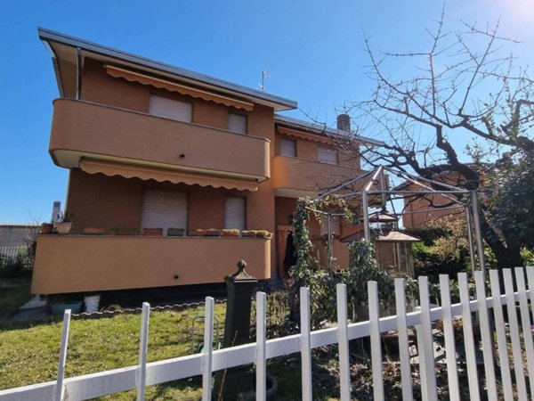 casa indipendente in vendita ad Oggiona con Santo Stefano in zona Santo Stefano