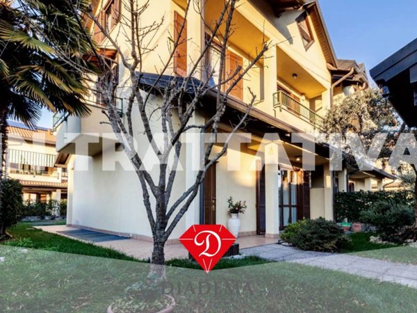 casa indipendente in vendita ad Oggiona con Santo Stefano in zona Santo Stefano