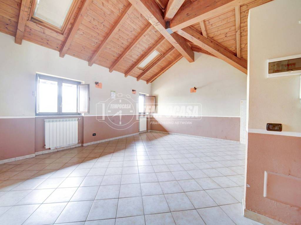 appartamento in vendita ad Oggiona con Santo Stefano in zona Santo Stefano