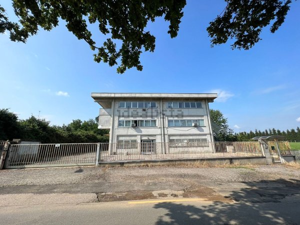 locale di sgombero in vendita ad Oggiona con Santo Stefano