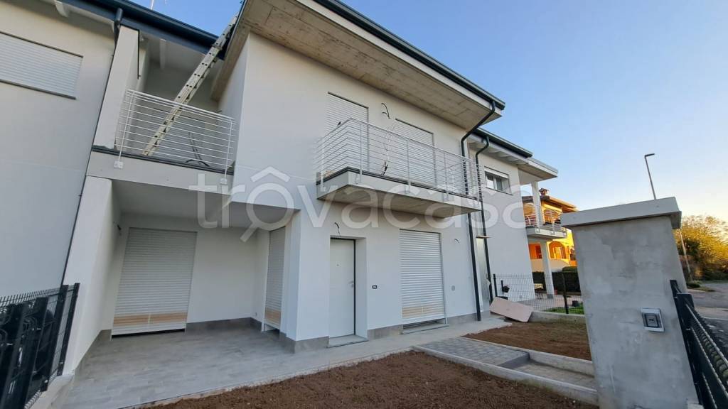 casa indipendente in vendita ad Oggiona con Santo Stefano in zona Santo Stefano