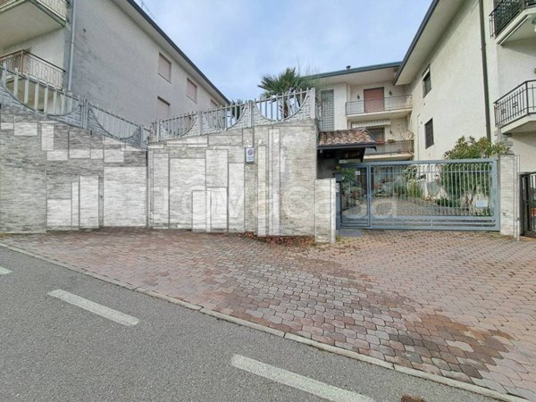 casa indipendente in vendita ad Oggiona con Santo Stefano in zona Santo Stefano