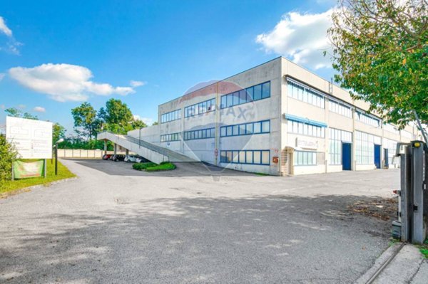 locale commerciale in vendita ad Oggiona con Santo Stefano in zona Santo Stefano