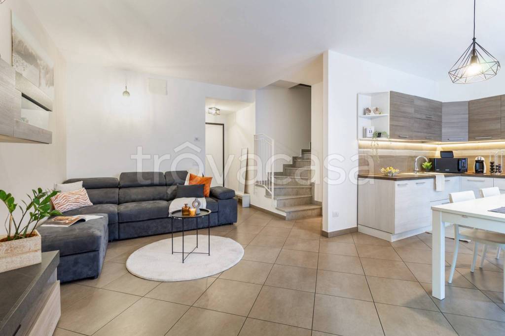 casa indipendente in vendita ad Oggiona con Santo Stefano