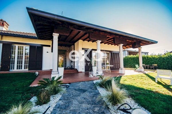 casa indipendente in vendita ad Oggiona con Santo Stefano in zona Santo Stefano